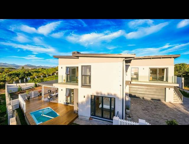 4 BEDROOM HOUSE FOR SALE IN WILDERNESS CENTRAL